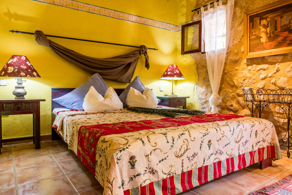 Finca Can Duvai_Superior_Garten_Apartment_Roteszimmer_Bett1.webp